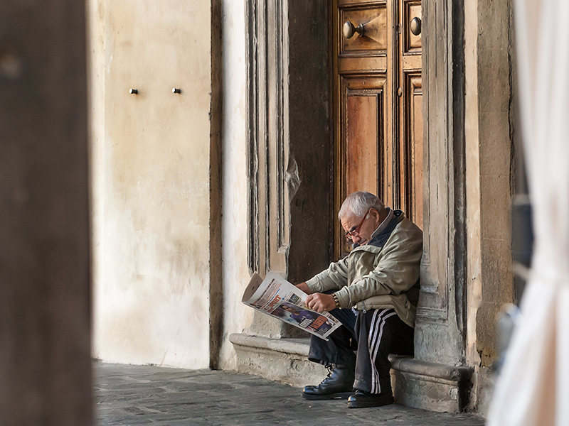 un cittadino anziano seduto sui gradini della Collegiata a Figline Valdarno